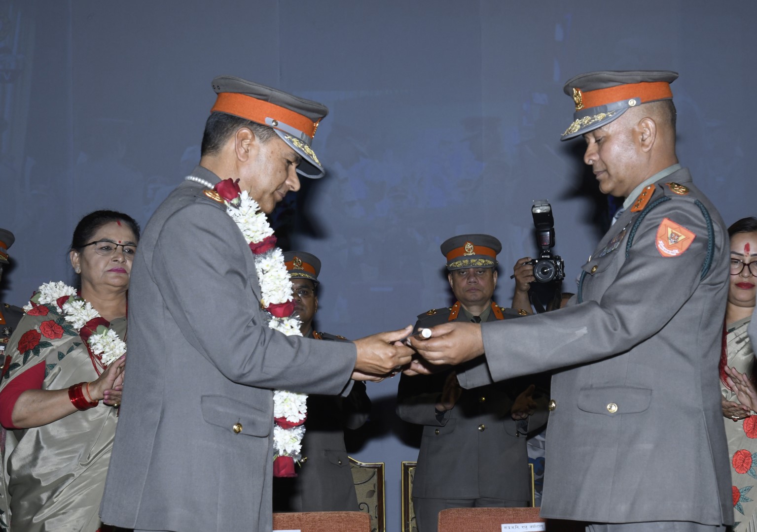 छडी र झण्डा हस्तान्तरण गर्दै सशस्त्रको मुख्यालयबाट बिदा भए आईजीपी राजु अर्याल [तस्बिरहरु]