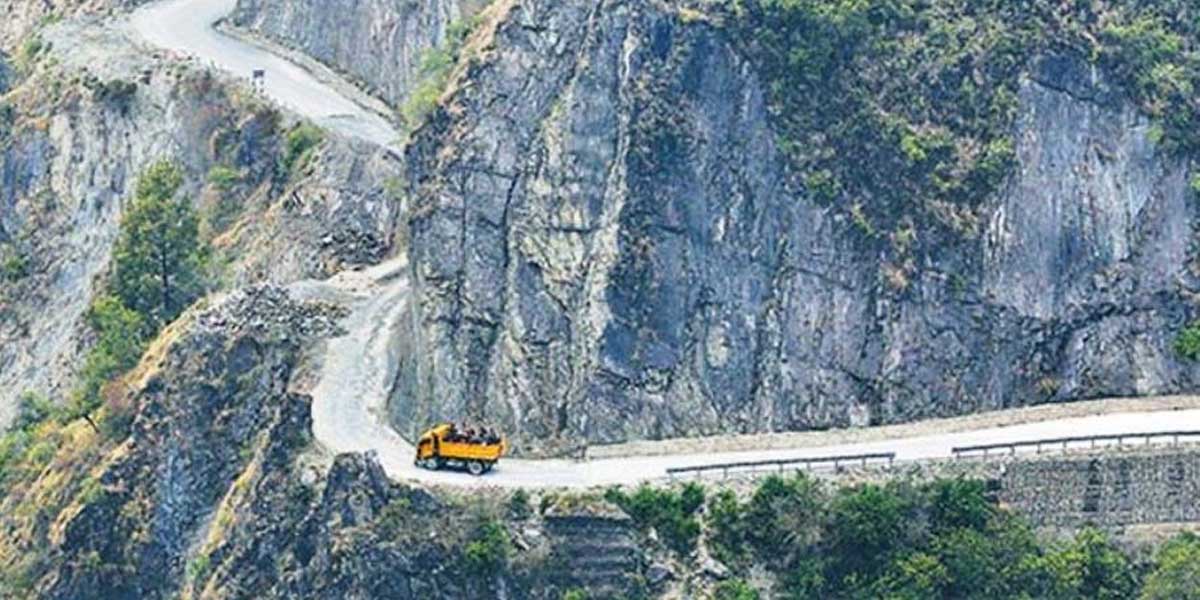 पहिरोले मुख्य राजमार्ग र सडकखण्ड पूर्ण रुपमा अवरुद्ध