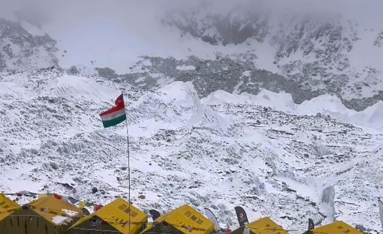 सगरमाथा आधार शिविरमा भारतीय झण्डाको दबदबाः सरकारी उपस्थिति नाम मात्रैको!