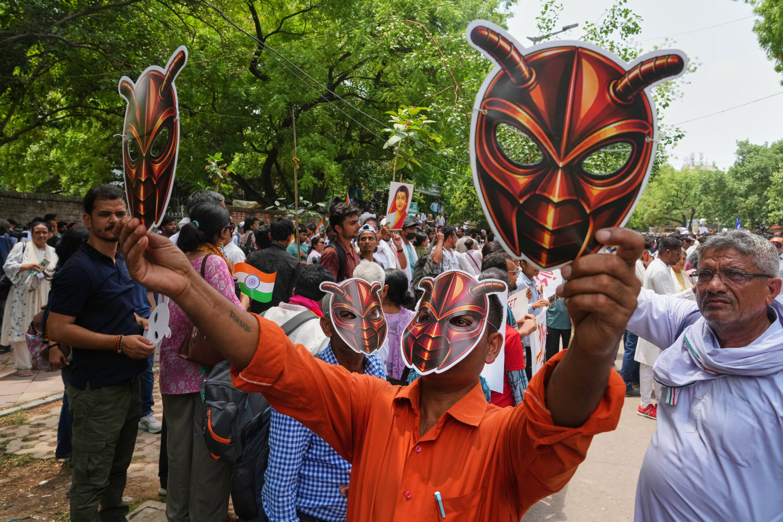 सामाजिक सञ्जालमा २ करोडभन्दा बढी फलोअर्स कमाएको ‘कक्रोच जनता पार्टी’ सडकमा, भारतभर युवा आन्दोलन चर्कियो