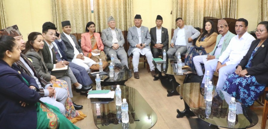 प्रधानमन्त्रीले माफी नमागेसम्म विपक्षी दलहरूले संसद् चल्न नदिने