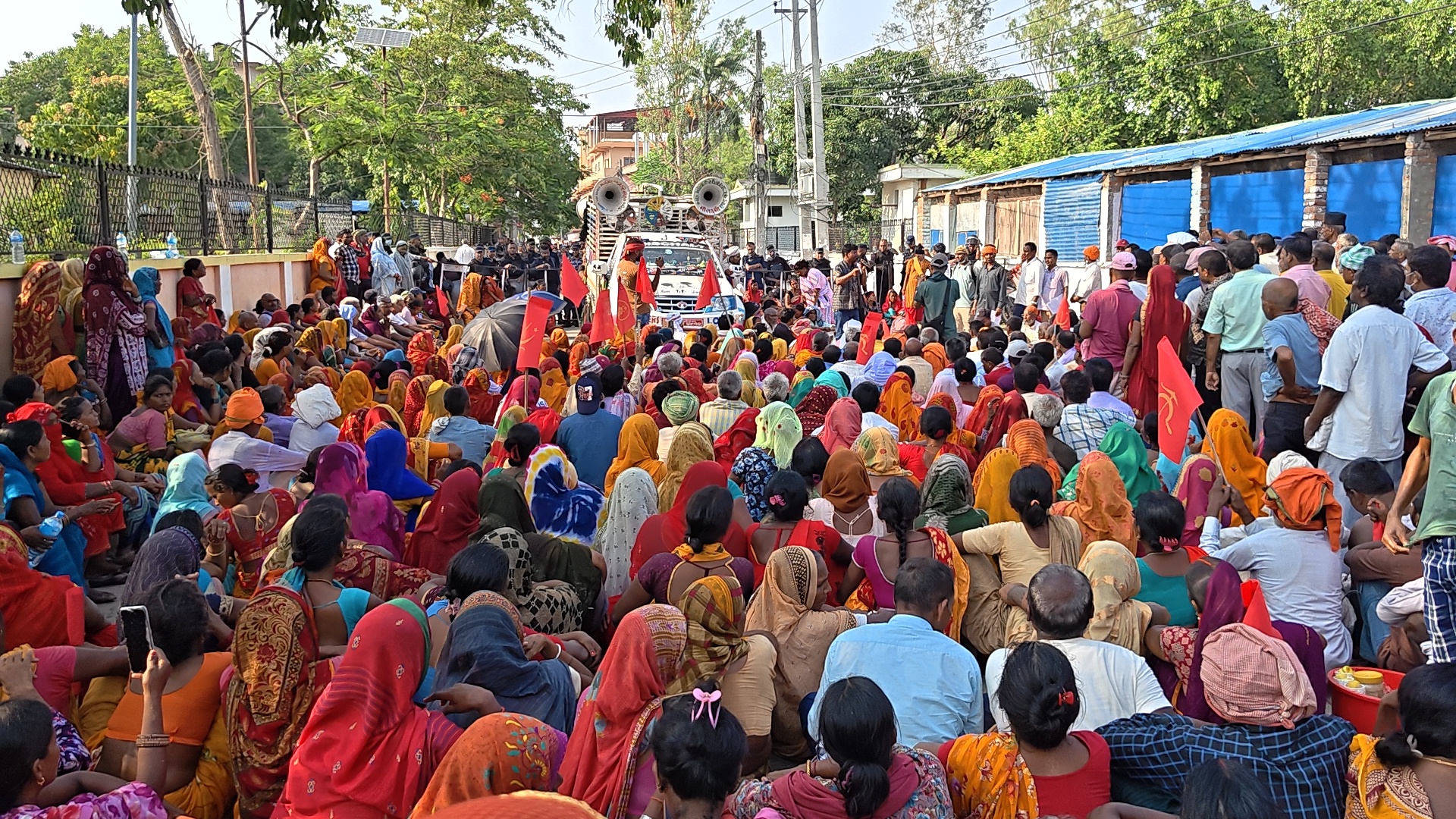 मधेश प्रदेशका आठवटै जिल्लाका मिटरब्याज पीडितद्वारा अदालत अगाडि प्रदर्शन