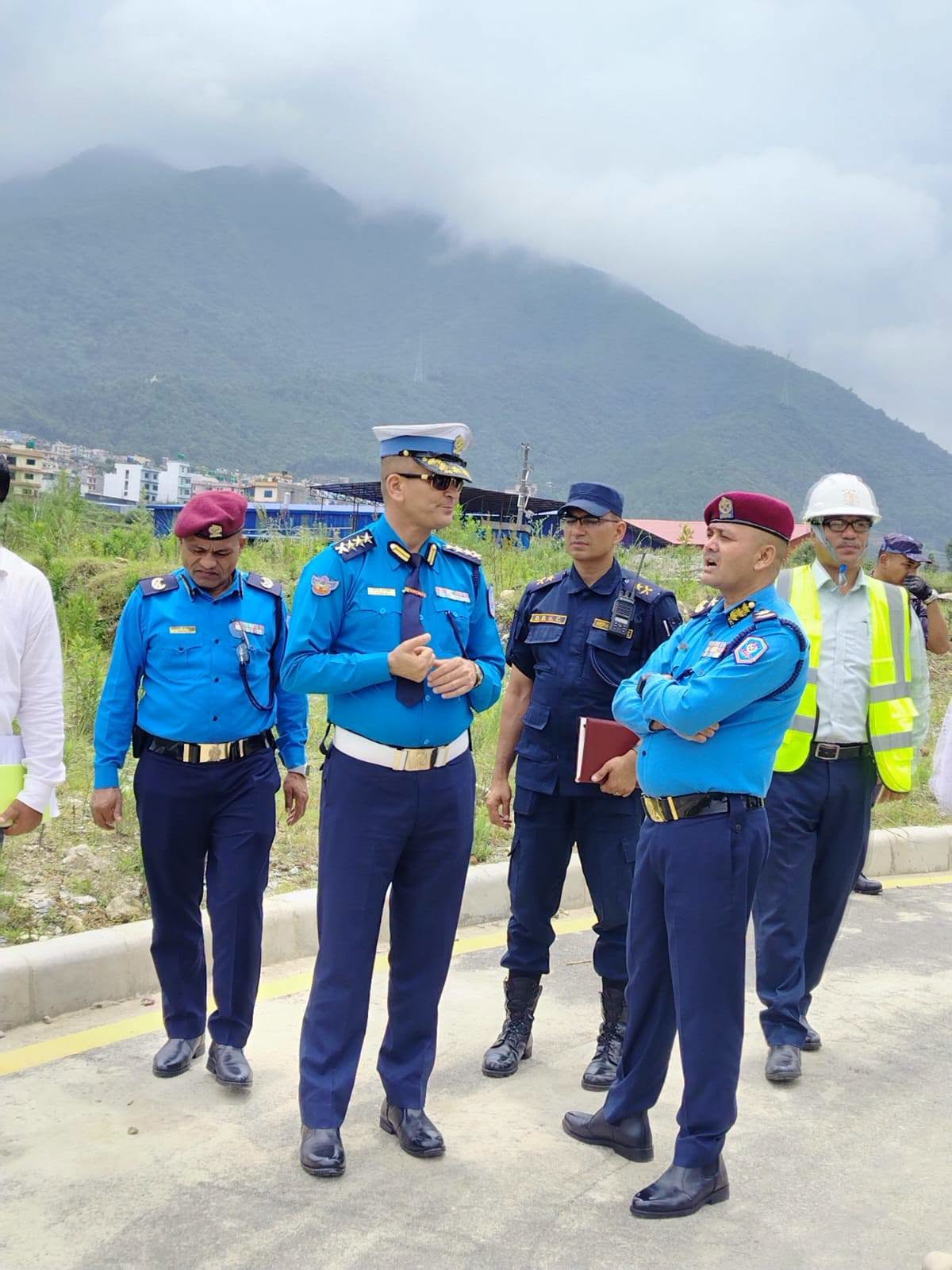 भ्याली प्रमुख AIGP सुशील राठौर र SSP सुरेशप्रसाद काफ्लेद्वारा नागढुङ्गा सुरुङमार्गको स्थलगत निरीक्षण तथा अनुगमन 