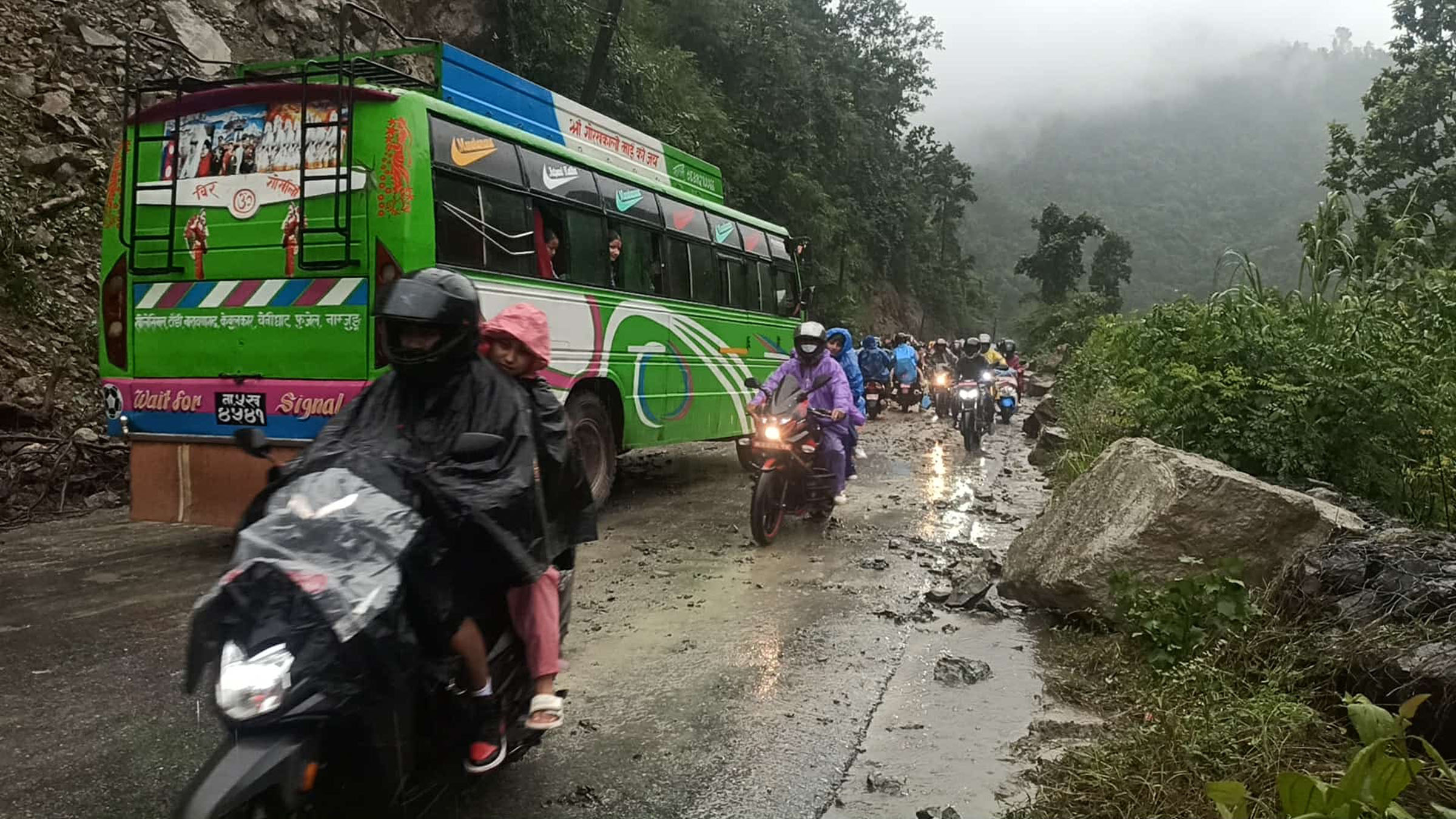 अविरल वर्षाले देशभरका प्रमुख राजमार्ग अवरुद्ध: बिपी र कान्ति लोकपथमा रात्रिकालीन सवारीमा रोक