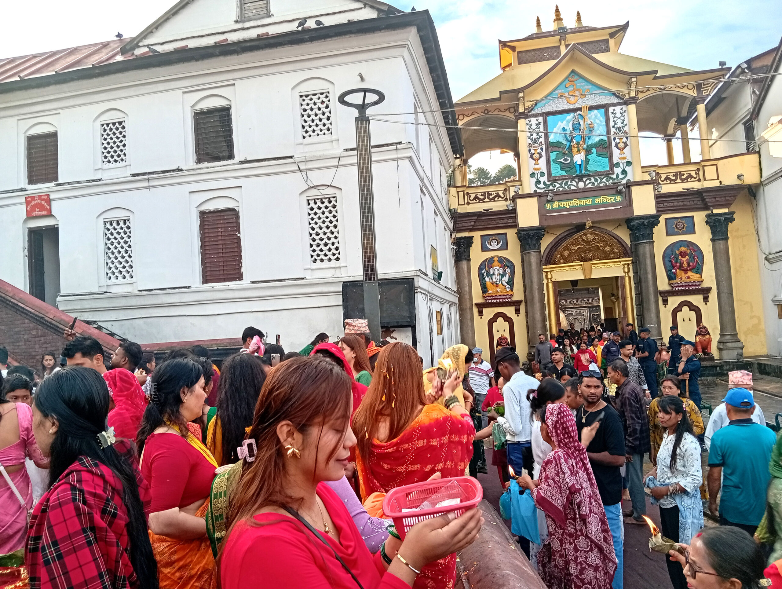 साउनको पहिलो सोमबार पशुपतिनाथसहित देशभरका शिवालयहरूमा भक्तजनको घुइँचो