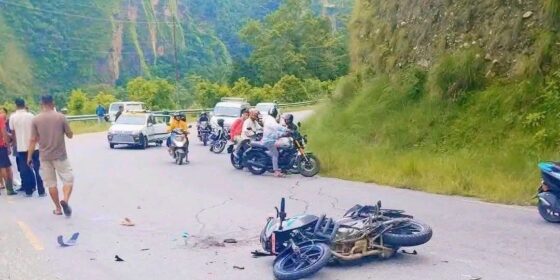 गाडीले ठक्कर दिँदा दुई जना घाइते