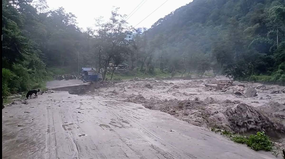 सडक बगाउँदा तीन सय पर्यटक घान्द्रुकमा अलपत्र