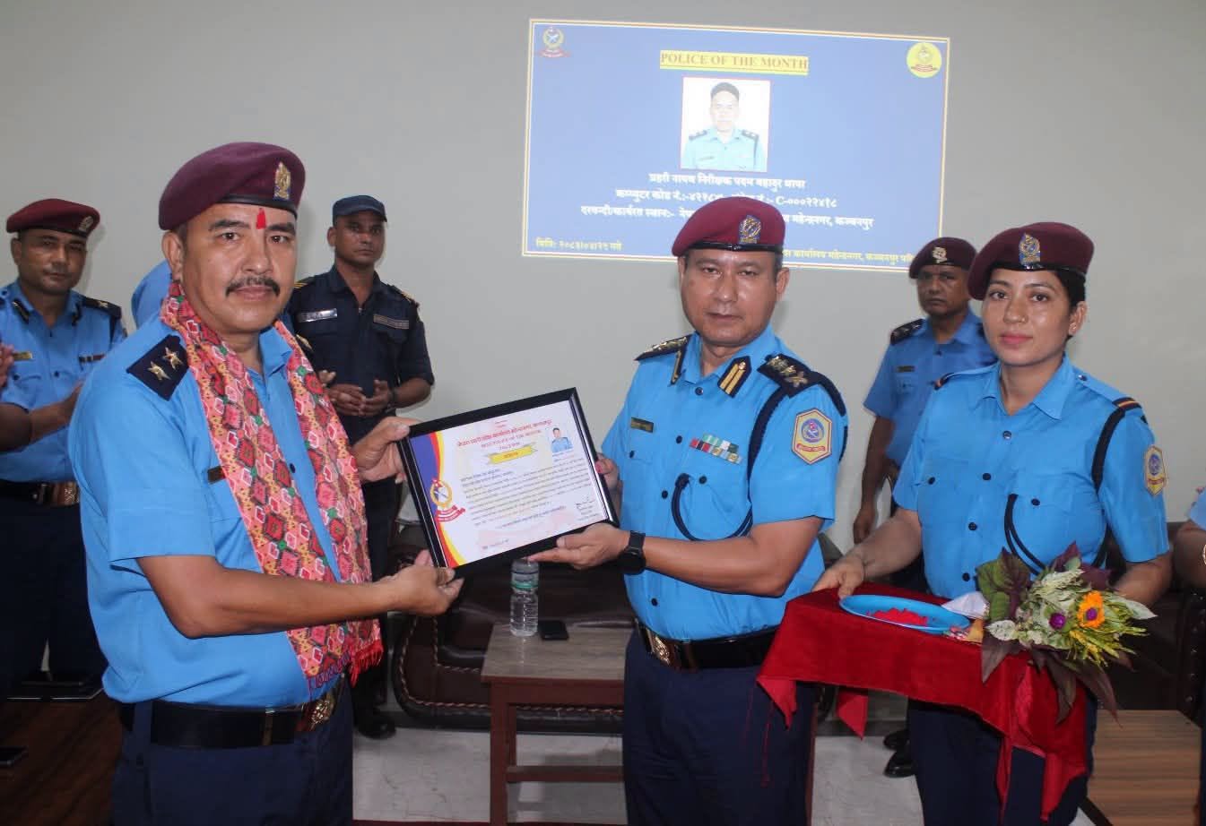 SSP दिपेन्द्र शाहीद्वारा सई पदम थापालाई साउन महिनाको उत्कृष्ट प्रहरी घोषित, पुरस्कृत
