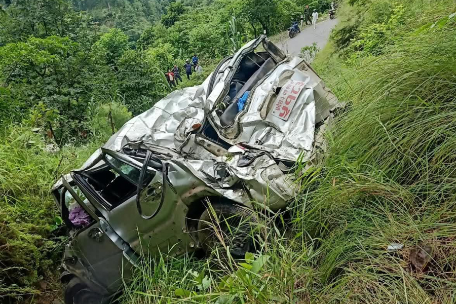 मकवानपुरमा स्कार्पियो दुर्घटना :रजिष्ट्रारकी पत्नीको मृत्यु, पाँच घाइतेको उपचार हुँदै