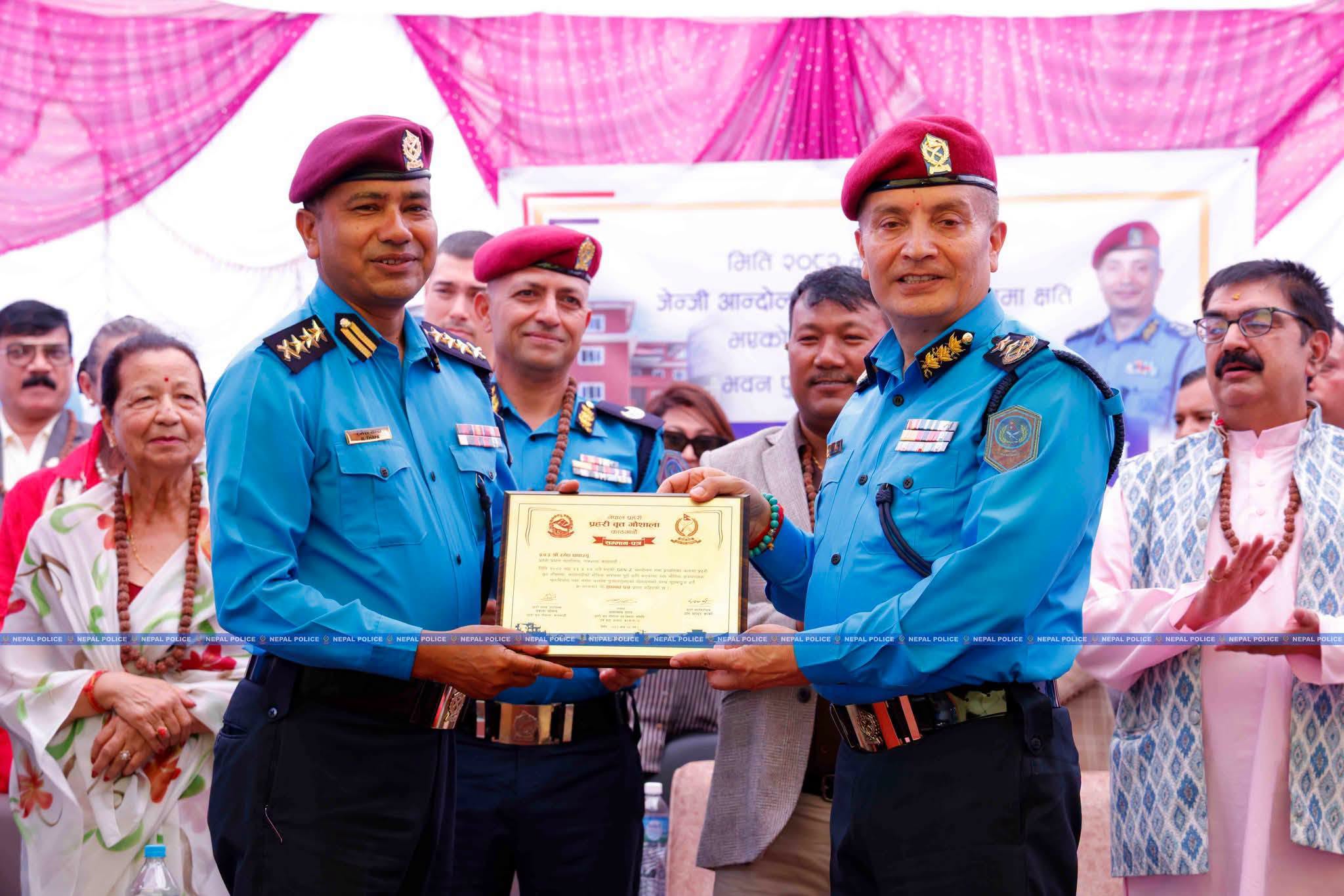 IGP कार्कीद्वारा काठमाडौँ परिसरका पूर्व SSP रमेश थापा र दिलिप घिमिरे लगायत प्रहरी कर्मचारीलाई प्रशंसापत्र प्रदान