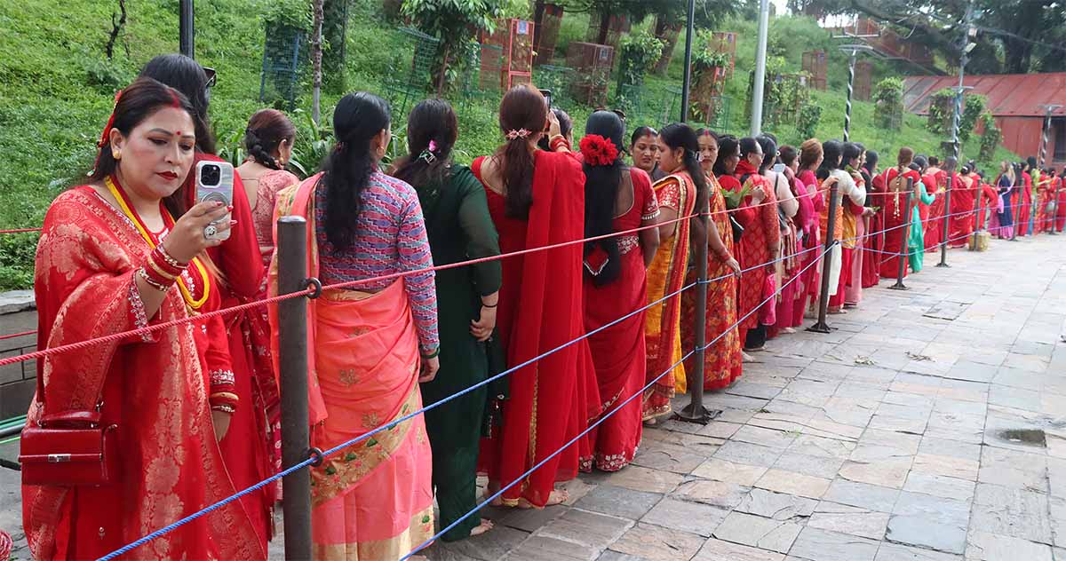 बिहानैदेखि पशुपतिमा महिला व्रतालुको लाइन