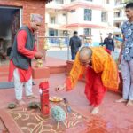 इन्सपेक्टर हरि ओलीद्वारा ललितपुर प्रहरी परिसरमा बडादसैँका अवसरमा मौलो पूजा