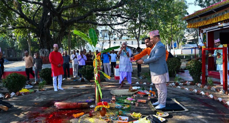 मधेश प्रदेशका   DIGP ओम अधिकारीद्वारा विधिपूर्वक मौलो पूजा, सामूहिक भोजन कार्यक्रम सम्पन्न {फोटो फिचर}