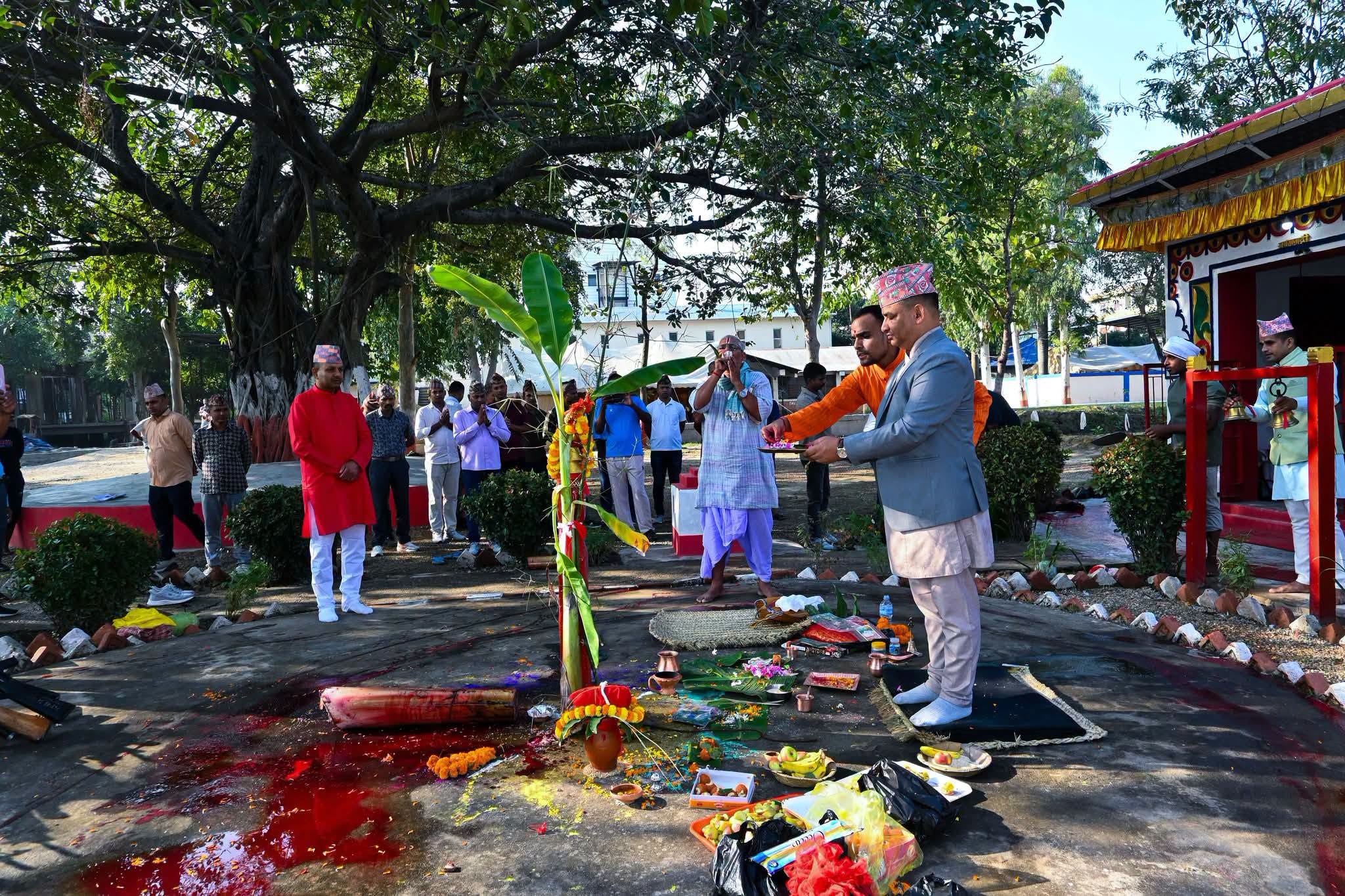 मधेश प्रदेशका   DIGP ओम अधिकारीद्वारा विधिपूर्वक मौलो पूजा, सामूहिक भोजन कार्यक्रम सम्पन्न {फोटो फिचर}