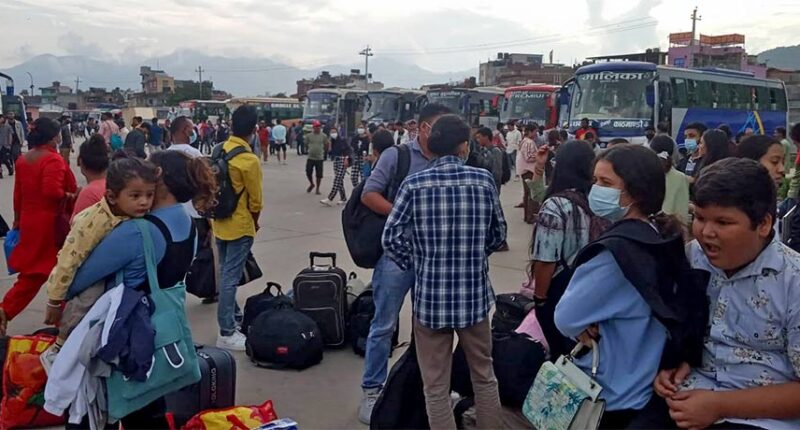 दशैँ मनाउन उपत्यकाबाट फर्किने यात्रुको चाप: २४ घण्टामा ५६ हजारभन्दा बढी बाहिरिए